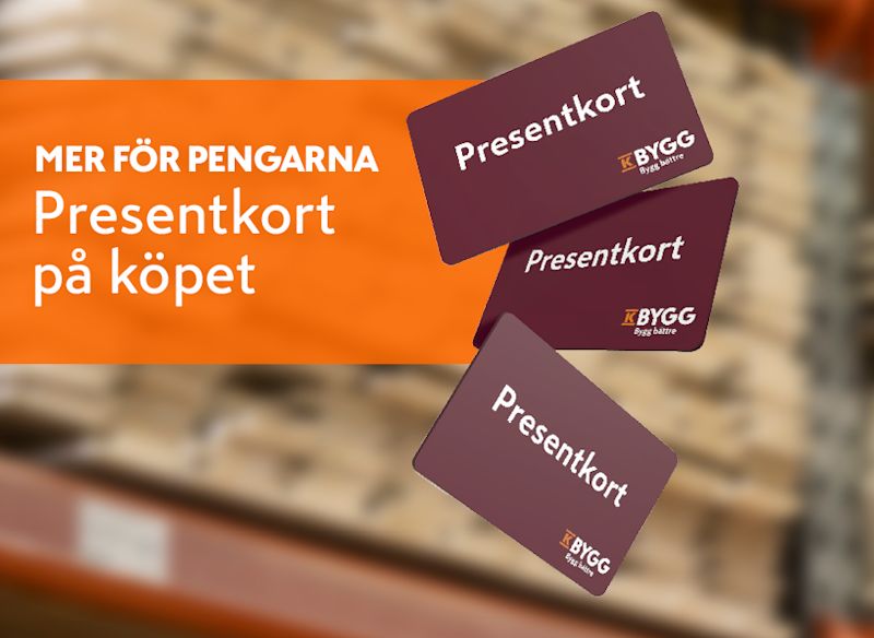 En suddig bakgrund med staplar av trä/virke och ett glas i förgrunden. I fokus syns flera mörkröda presentkort, tillsammans med en orange ruta med texten: “Mer för pengarna – presentkort på köpet.”