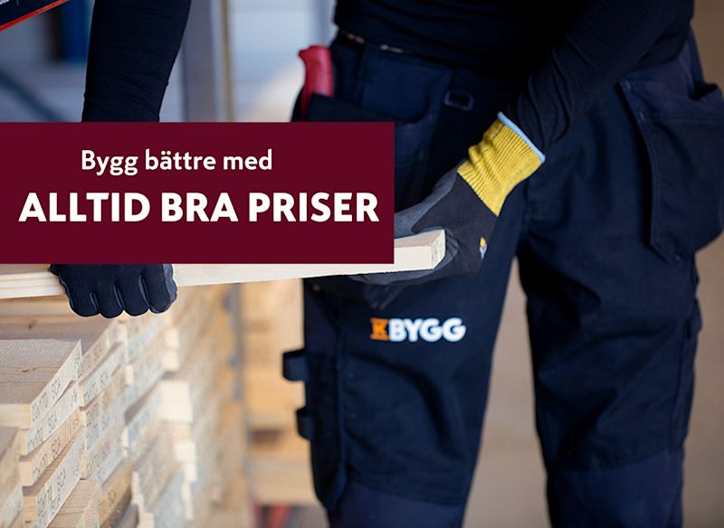 En person i arbetskläder från K-Bygg hanterar träreglar, med en skylt bredvid som säger ”Bygg bättre med ALLTID BRA PRISER”.