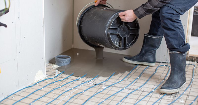 Golvet reglades upp med ett avstånd på 300 mm. Därefter spånskivor, golvvärmeslinga samt ett lager av flytspackel för att skapa ett fall..