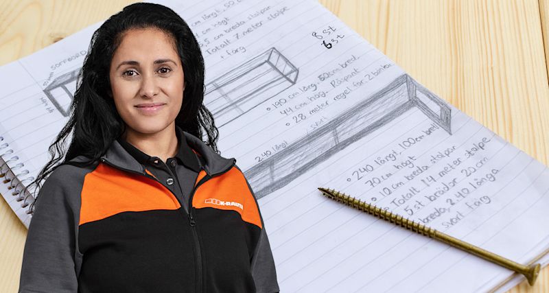 Person i svart-orange jacka framför anteckningsblock med möbelritning och guldfärgad skruv.