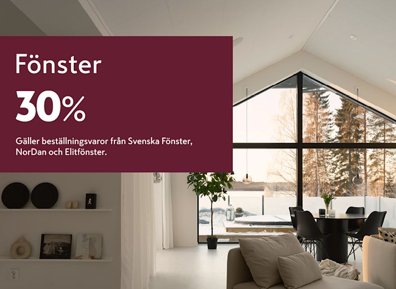 ett modernt vardagsrum med stora panoramafönster och en reklamskylt som erbjuder 30 % rabatt på beställningsvaror från Svenska Fönster, NorDan och Elitfönster.