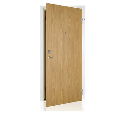 Halvöppet ljus träytterdörr med silverhandtag och tittöga i vit dörrkarm.