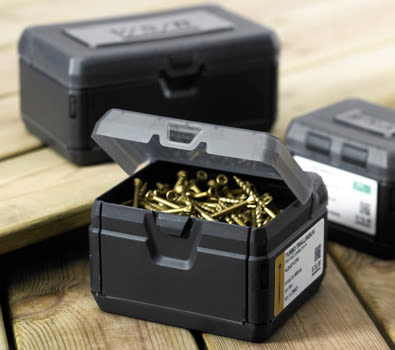 Öppen svart förvaringsask med guldfärgade skruvar på träyta, två stängda askar bakom.