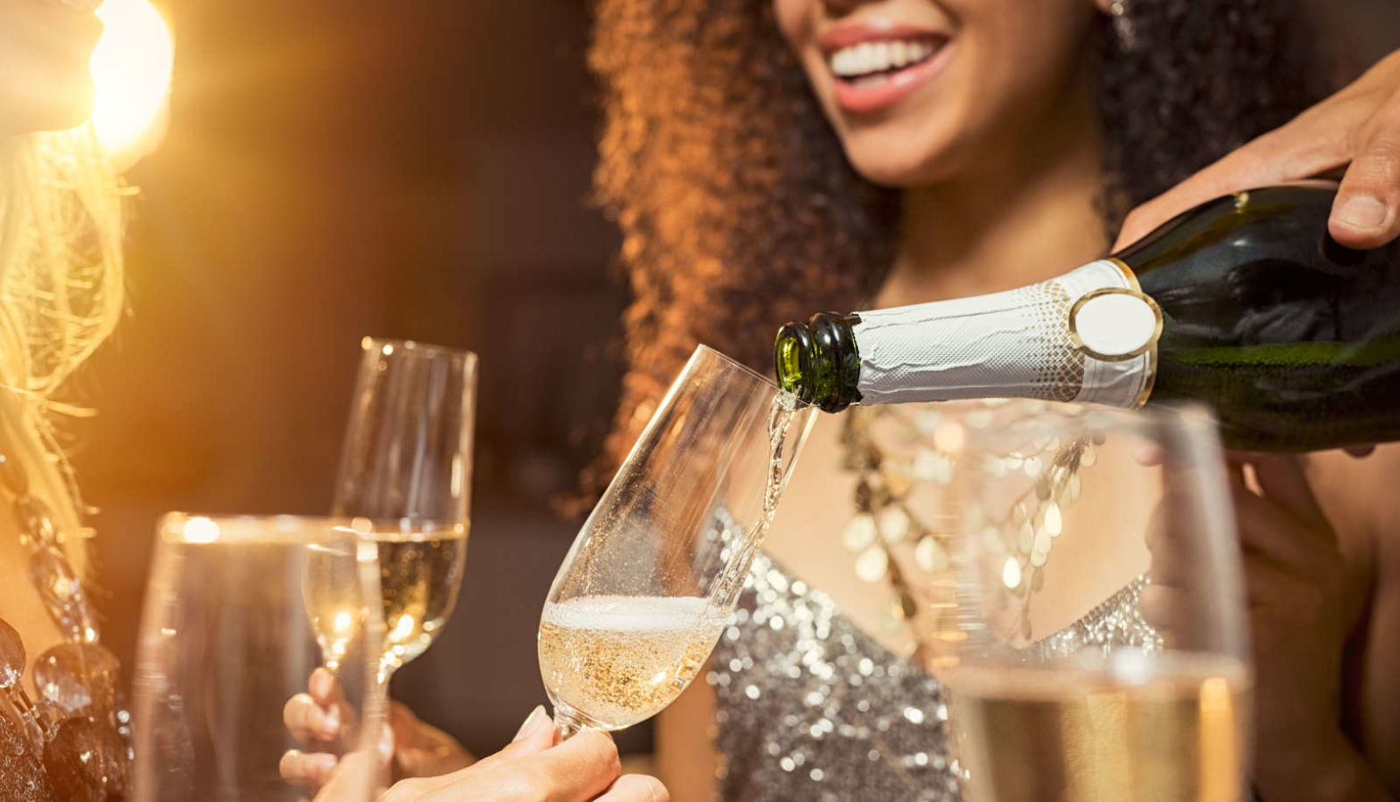 Difference between prosecco and champagne guide - sparkling wine pouring into a glass - body image