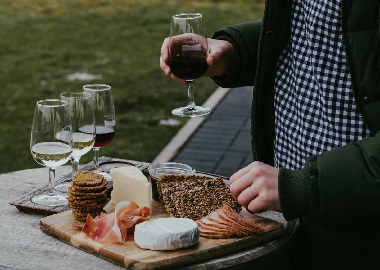 cheese and wine pairings - cheeseboard with red and white wines