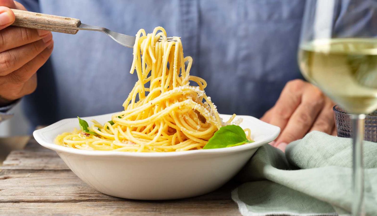what wine with pasta - carbonara spaghetti with chardonnay