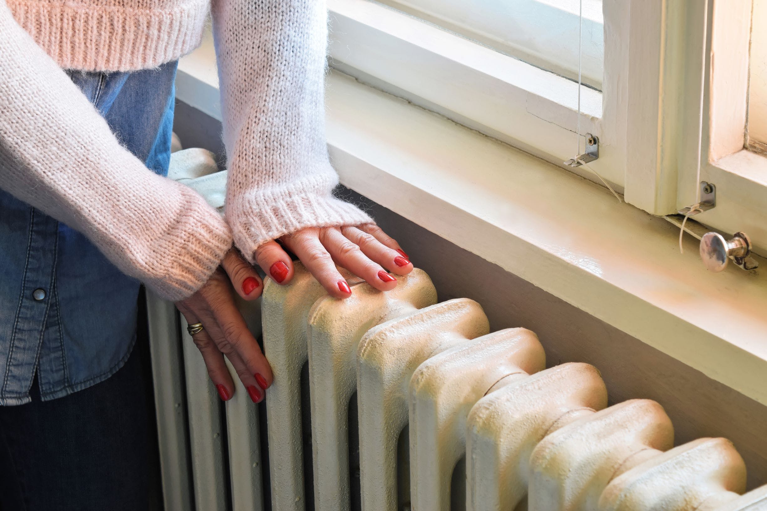 Händer på radiator