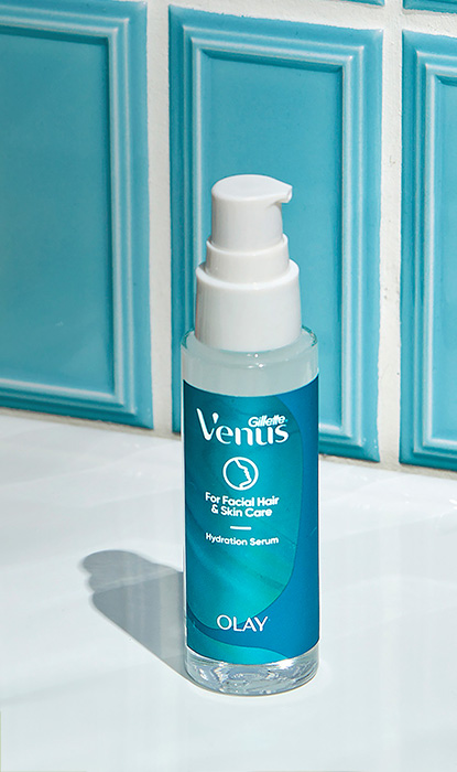 Gillette Venus Dermaplaning Serum auf dem Badezimmerboden