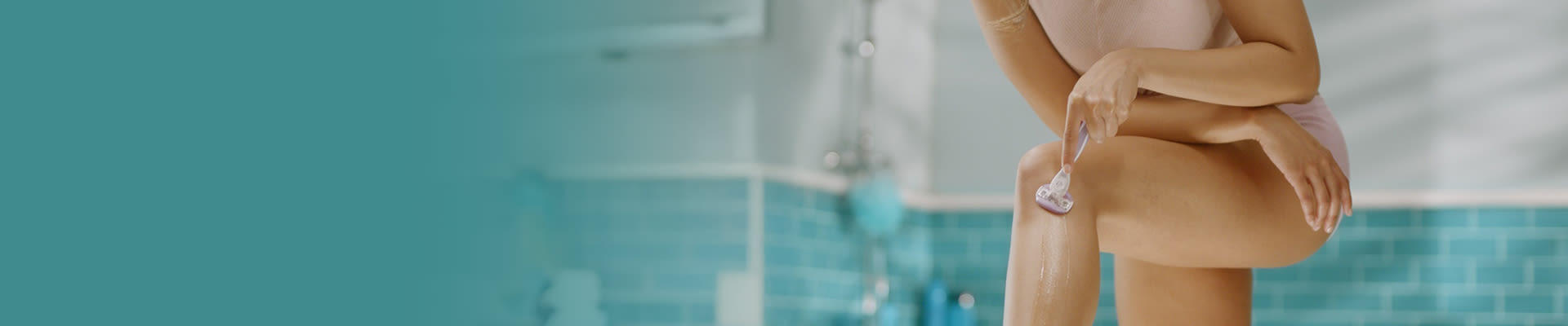Frau rasiert ihr Knie im Badezimmer