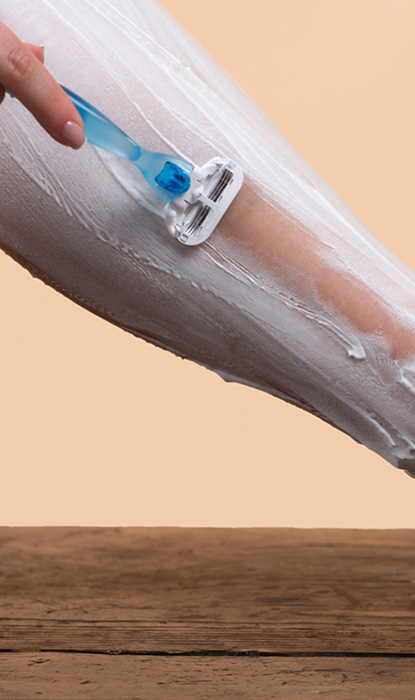 Beinrasur mit dem Einwegrasierer Gillette Venus Oceana