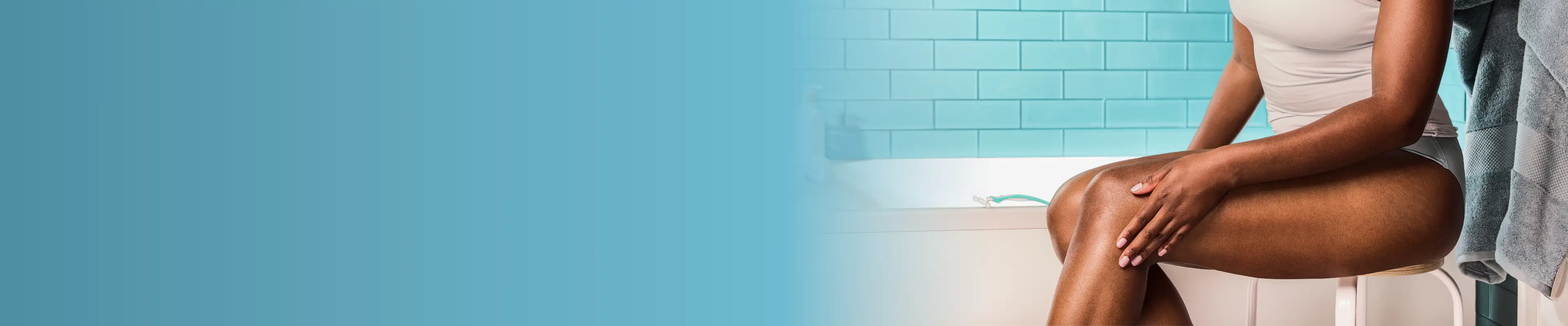 Femme se rasant les aisselles dans la salle de bain