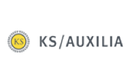 Logo von ks/auxilia mit schwarzem Text auf weißem Hintergrund und einem runden goldenen Siegel mit den Initialen „ks“.
