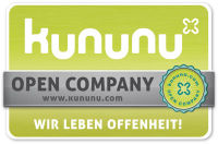 Siegel von kununu mit dem Wort „kununu“ in Weiß auf grünem Hintergrund, darunter ein graues Banner mit der Aufschrift „Open Company“ und dem Slogan „Wir leben Offenheit!“.