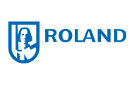Das Logo der Roland besteht aus einem blauen Schild mit der weißen Silhouette eines mittelalterlichen Mannes und dem Wort „Roland“ in Blau rechts davon.