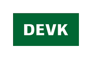 Logo von DEVK, mit dem Akronym in weißem Text auf einem grünen rechteckigen Hintergrund.