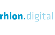 Logo von rhion.digital mit dem Firmennamen in blauen Kleinbuchstaben und einem Punkt zwischen „rhion“ und „digital“.