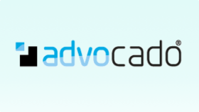 Das Logo von „advocado“ besteht aus einem stilisierten schwarzen quadratischen Design neben dem Markennamen in schwarzer Schrift auf hellblauem Hintergrund.