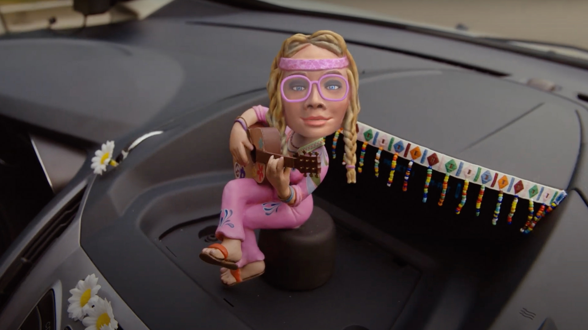 240305_DAB+_Wackelfiguren_Case_Video 2_Poster Desktop