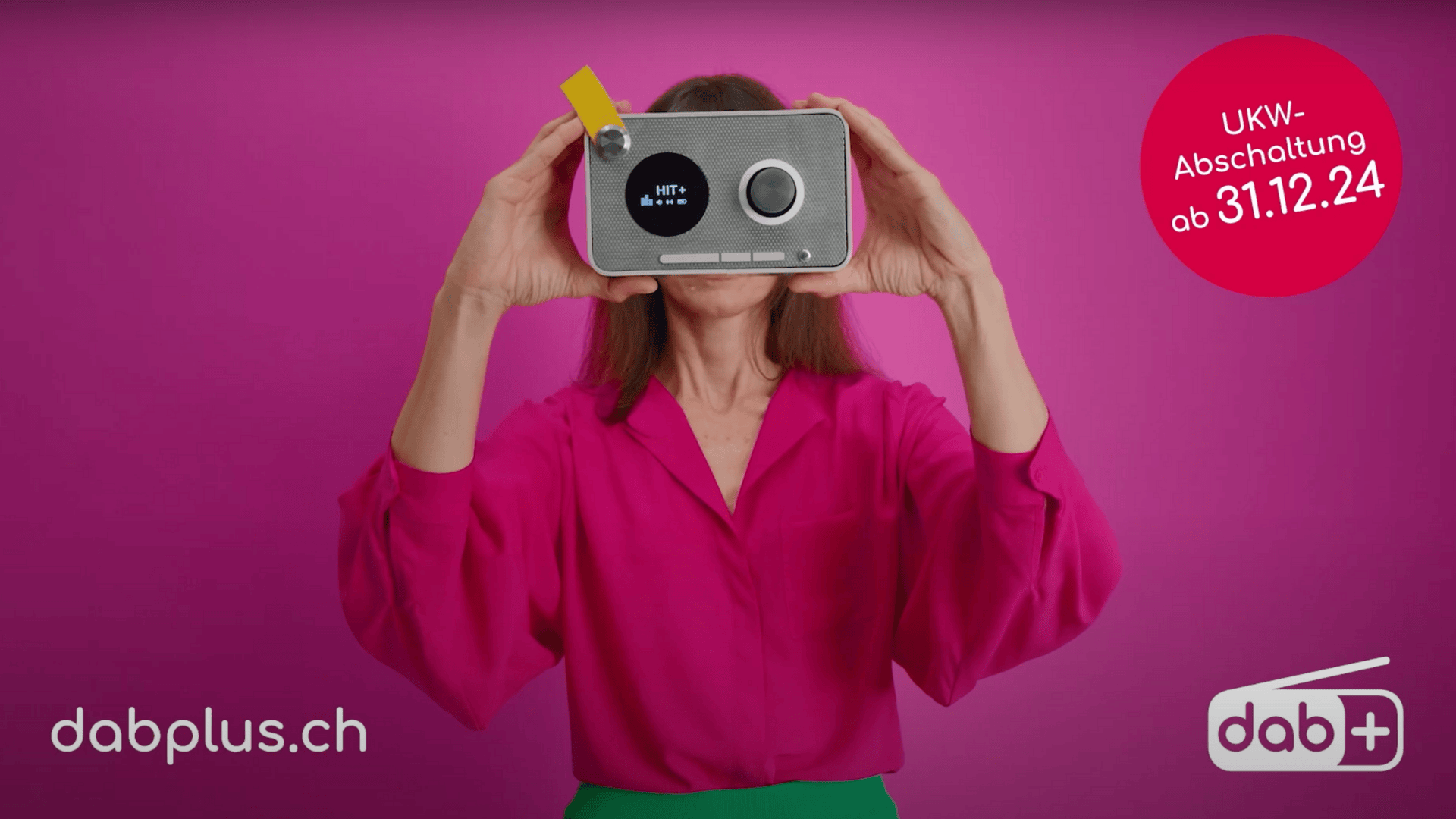 241016_DABplus_Denk_an_dein_Radio_MM_Video_15s_Pink_DE_Poster_Desktop