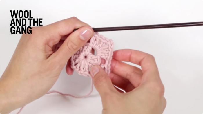 How to crochet: A basic Granny Square - Step 13