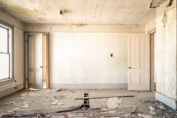 A room that needs a lot of repairs