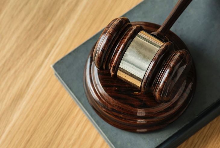 Cover: Article > Private treaty sale vs auction: What to choose?