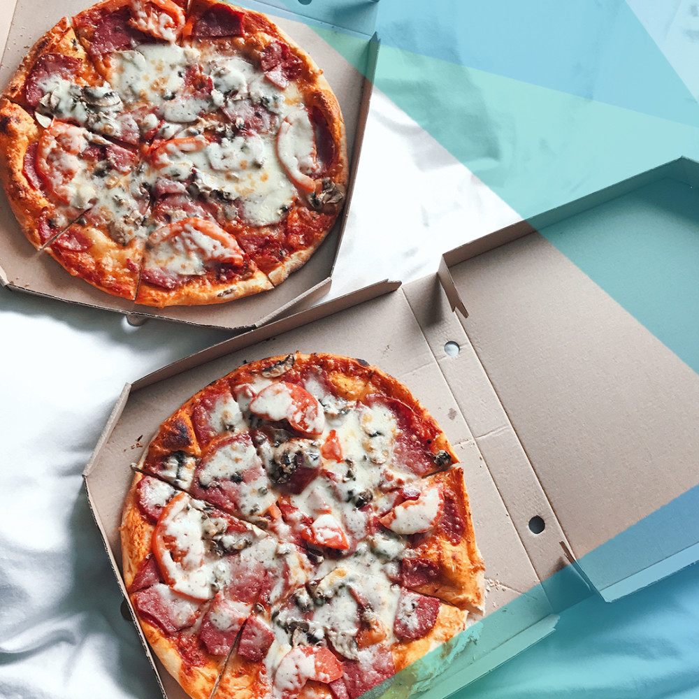 2 Pizzen in offenen Kartons