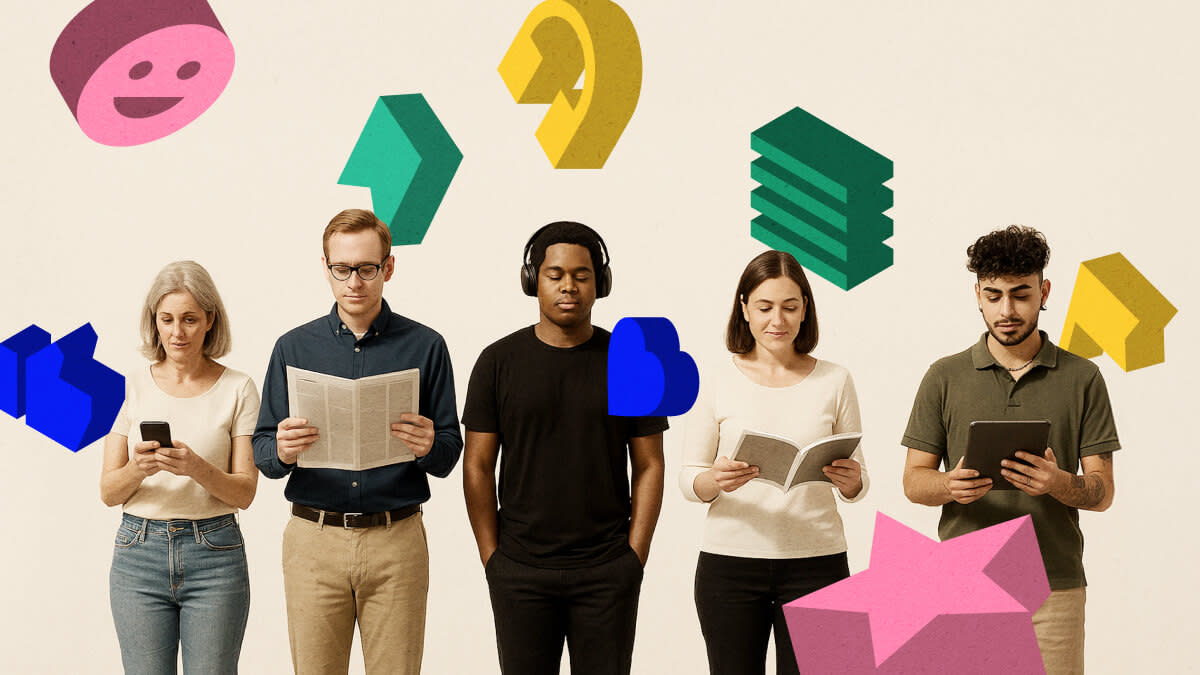 Fünf Menschen stehen in einer Reihe. Sie halten entweder ein Smartphone, eine Zeitung, ein Buch oder ein Tablet in der Hand oder tragen Kopfhörer. Um sie herum fliegen bunte Bausteine in Form von Smiley, Kopfhörer, Textzeilen, einem Bookmark-Symbol und einem Gefällt mir-Daumen.