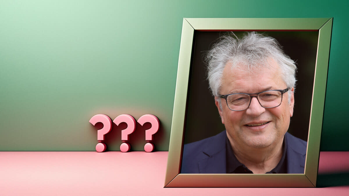 Angelehnt an einen grünen Hintergrund stehen drei rosa Fragezeichen und ein Bilderrahmen mit einem Porträt vom Soziologen Klaus Dörre