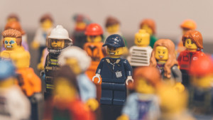 Mehrere männliche und weibliche Lego-Figuren versammelt zu einer Demonstration.