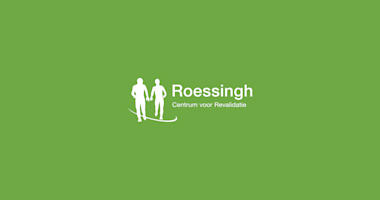 Het logo van Roessingh: twee witte outlines van personen op een groene achtergrond.