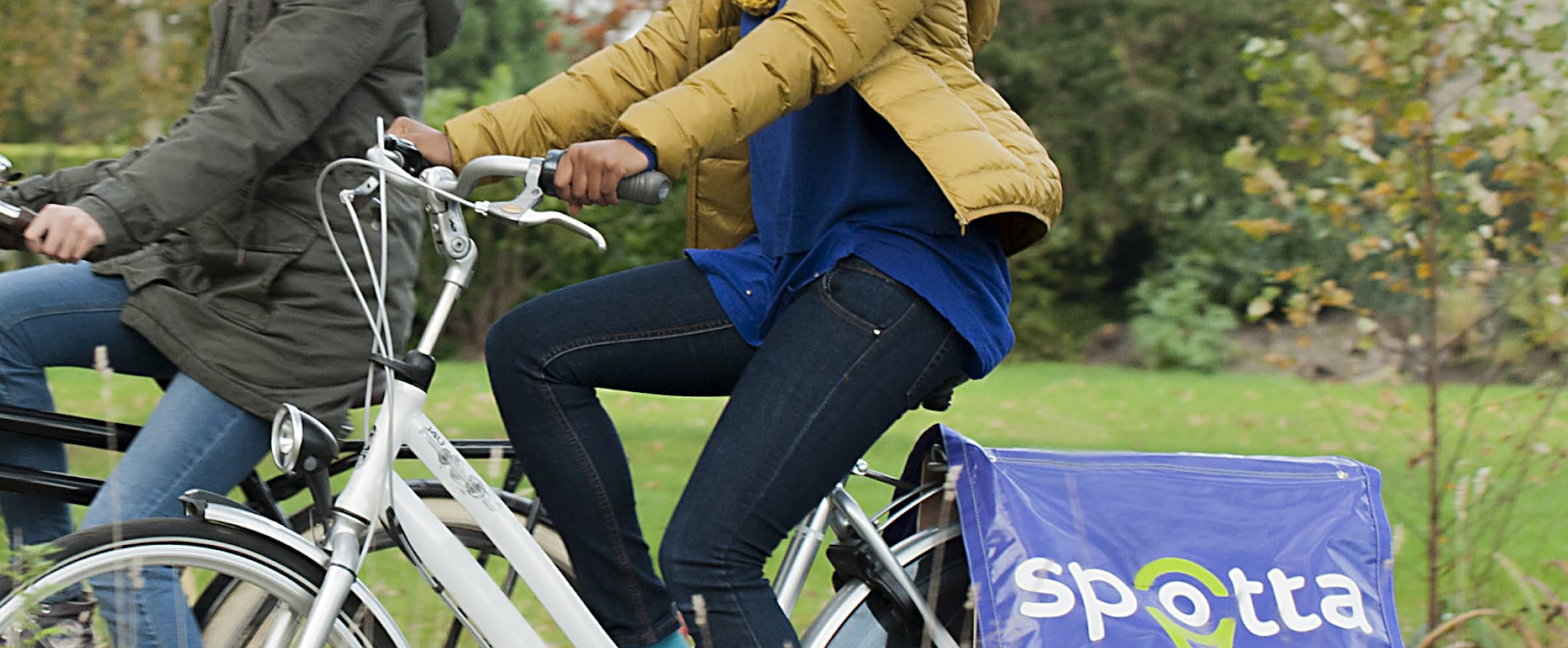 Spotta - Twee fietsers met fietszakken van Spotta
