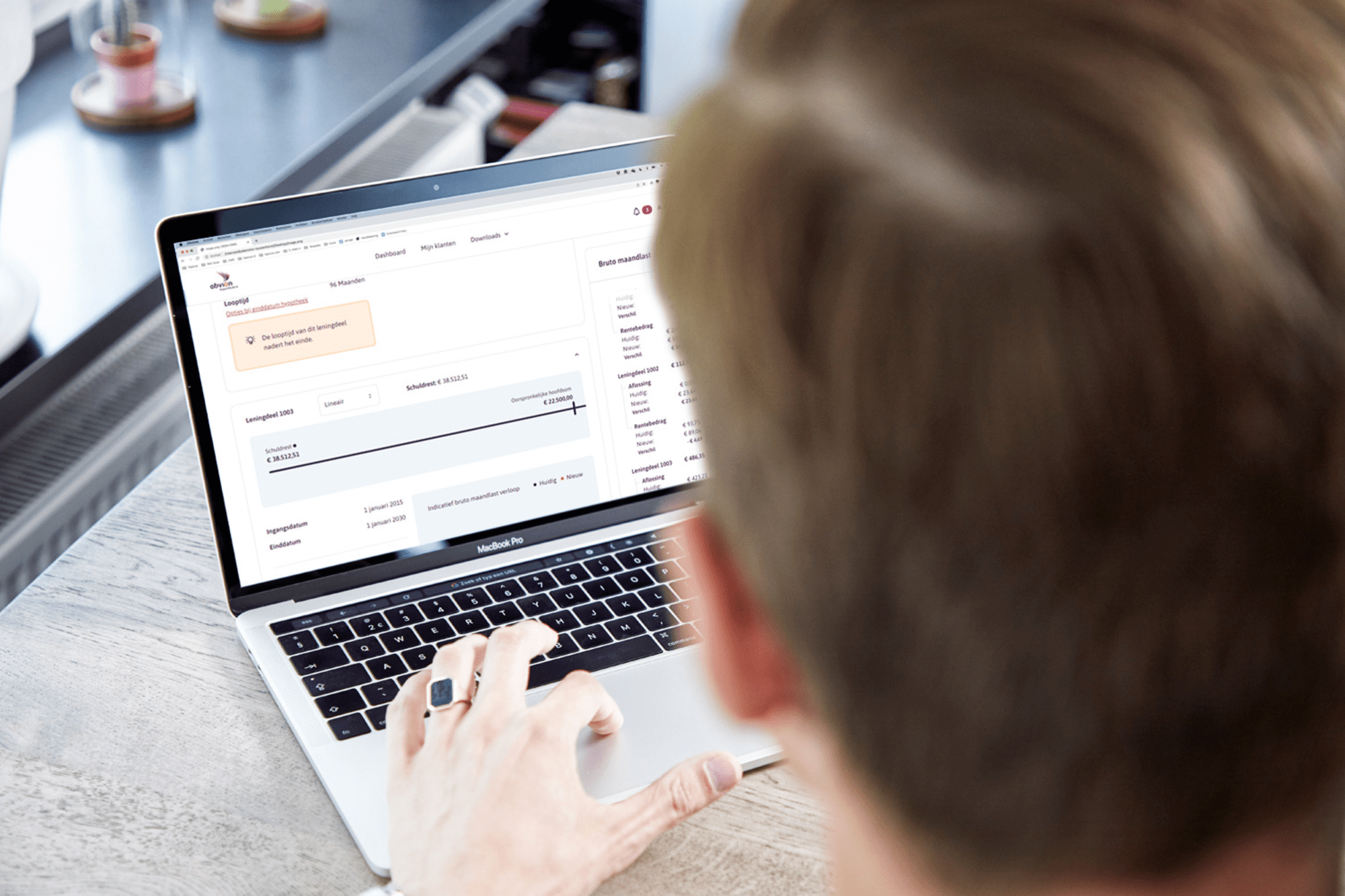 Adviseursportaal staat open op een laptop