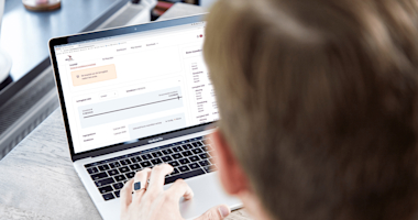 Adviseursportaal staat open op een laptop