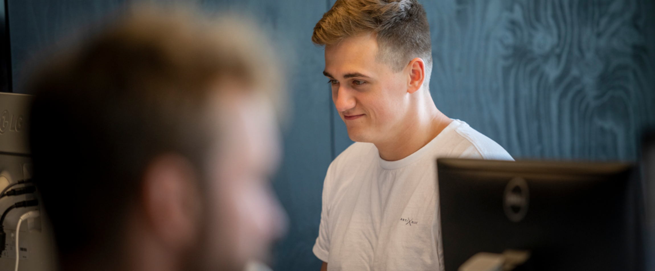 Enkele developers zitten in een meeting ruimte te werken.