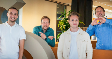 De directieleden van Nerds & Company staan naast elkaar op kantoor. Van links naar rechts: Johan, Thijs, Timar en Tim.