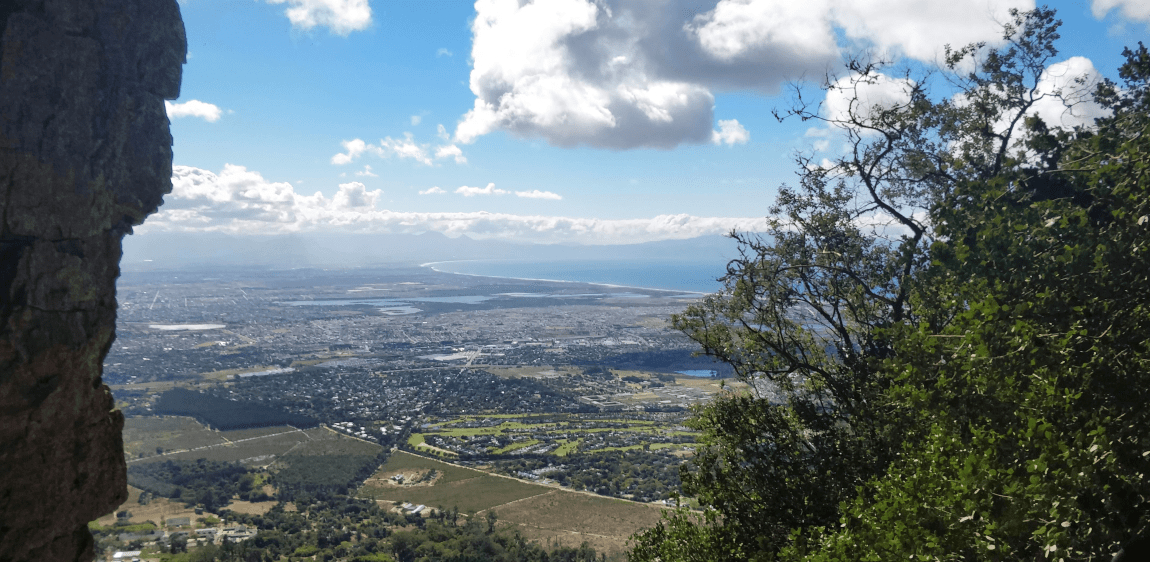 Een foto vanop een hoge berg met uitzicht over de stad en zee in Zuid-Afrika