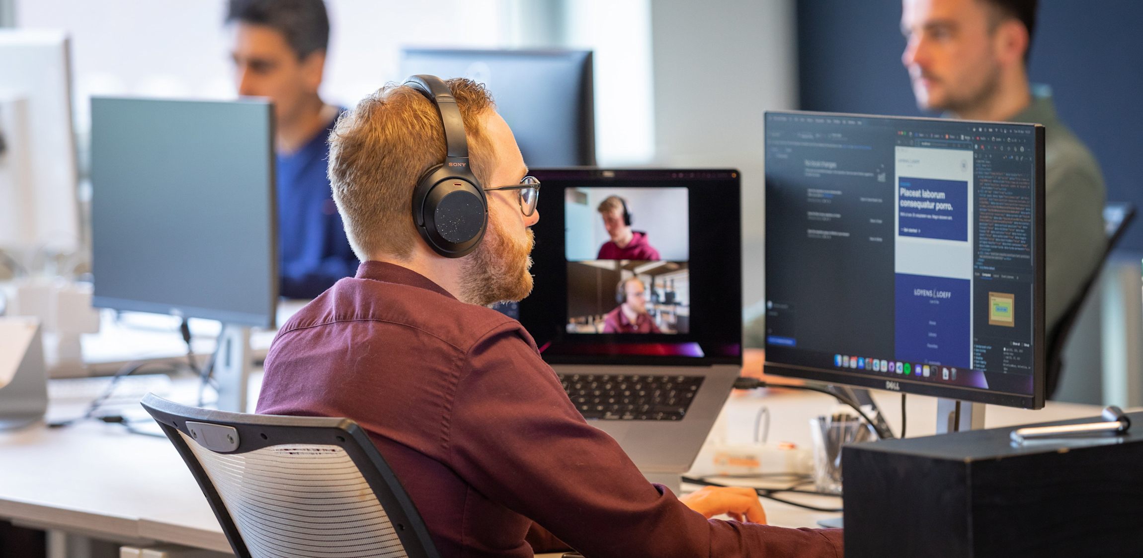 Wouter (een Front-end Developer) belt met Hidde (andere Front-end Developer) en samen coderen ze.