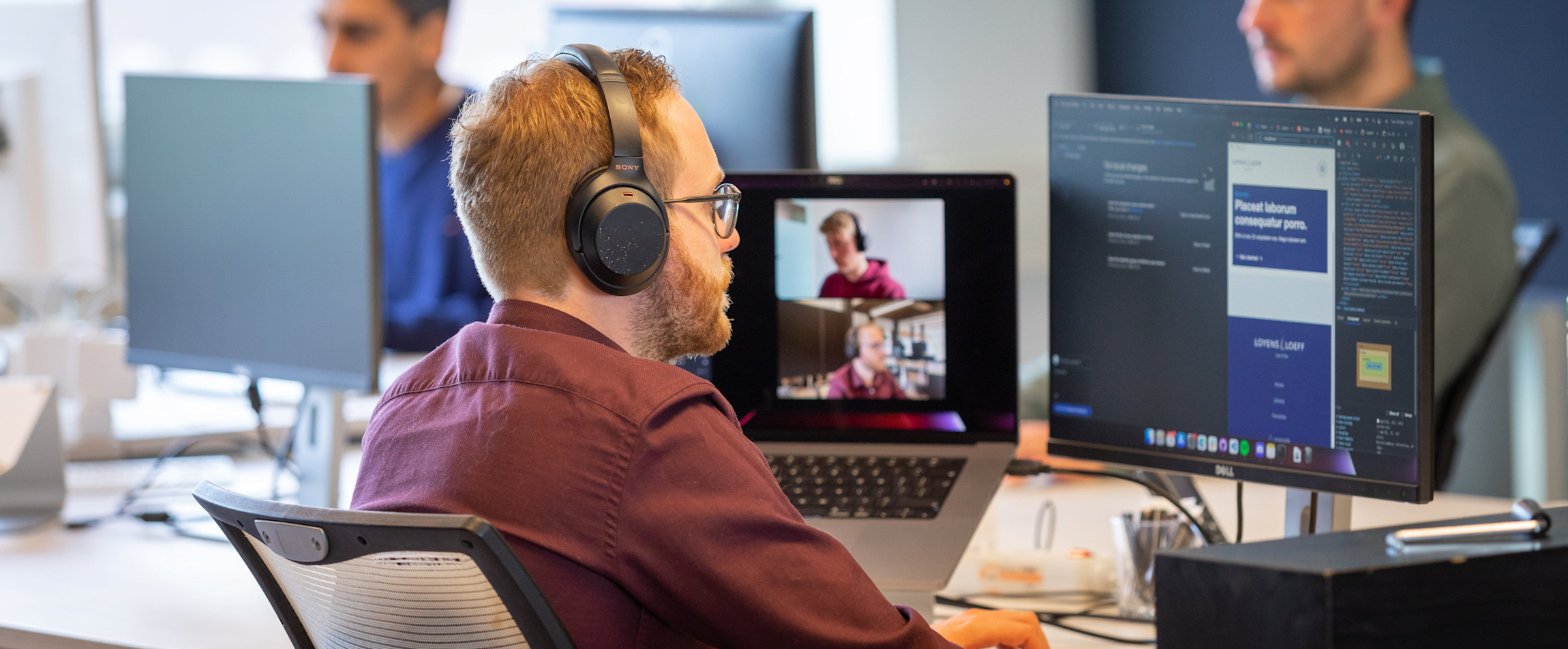 Wouter (een Front-end Developer) belt met Hidde (andere Front-end Developer) en samen coderen ze.