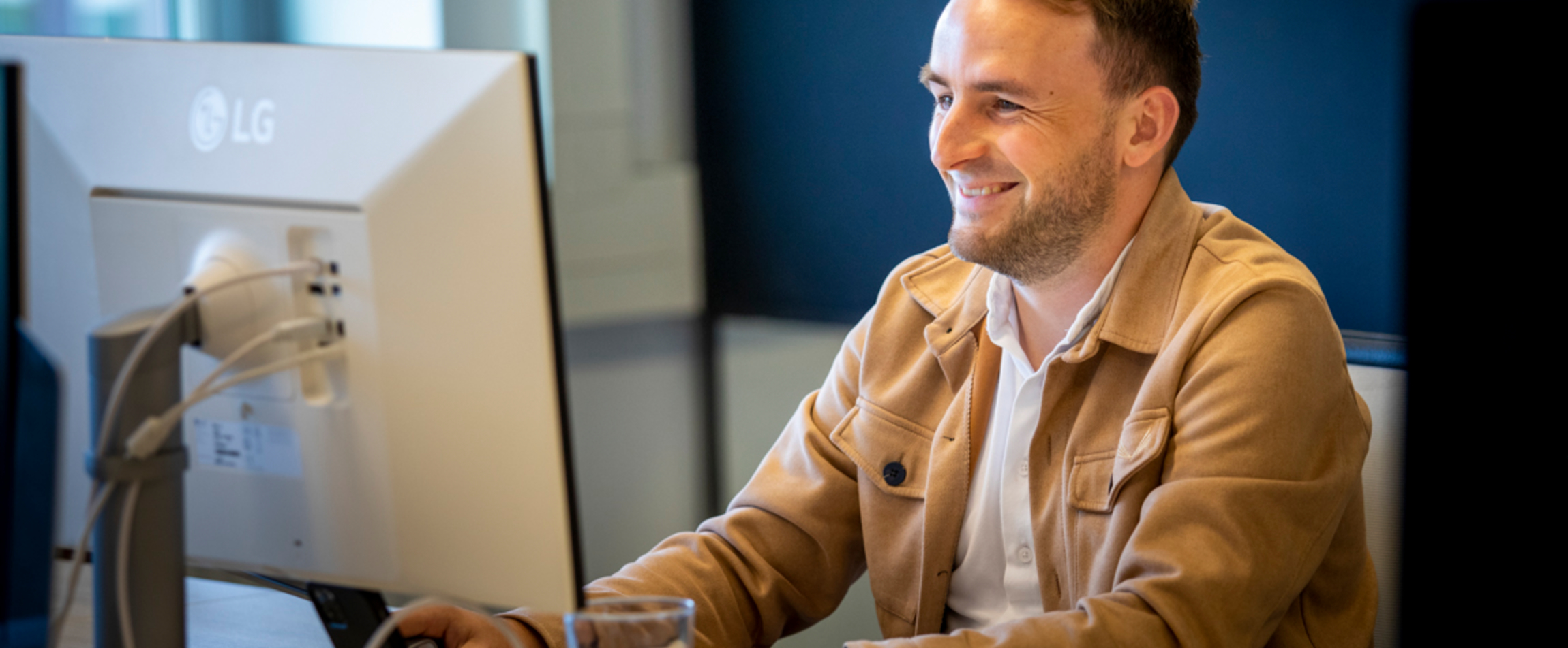 UI designer Boy heeft het naar zijn zin op kantoor.