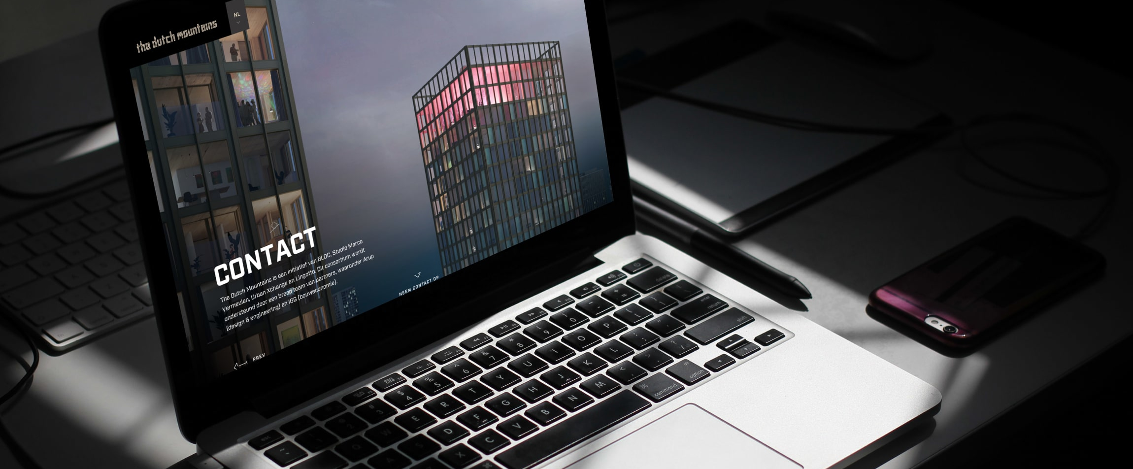 De contact pagina van de website van The Dutch Mountains getoond op een laptop