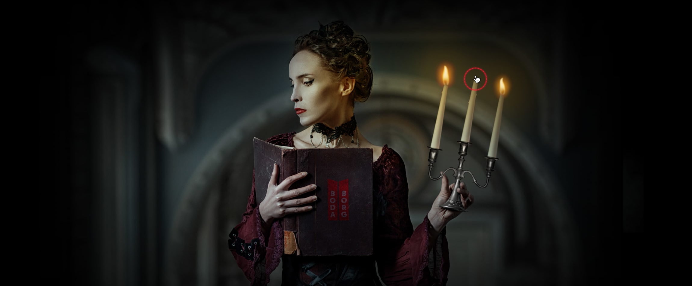 Een donkere achtergrond met daarvoor een vrouw in donkerrode kleding, in haar ene hand een boek en haar andere hand een kandelaar met brandende kaarsen. 