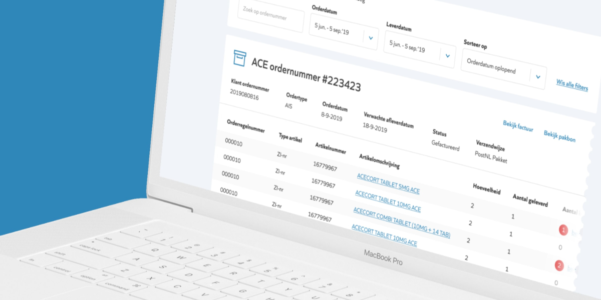Een pagina van de Ace website staat open op een witte laptop en staat op een blauwe achtergrond 