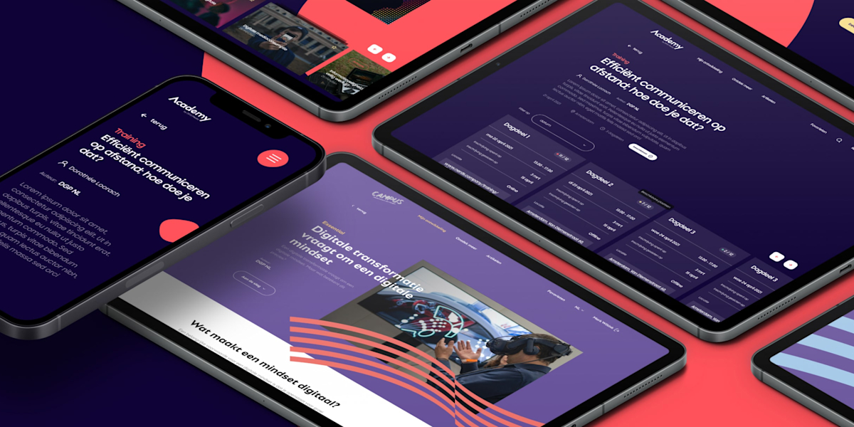 Enkele pagina's van DPG media uitgelicht op een paar tablets, die liggen op een donkere met felroze ondergrond