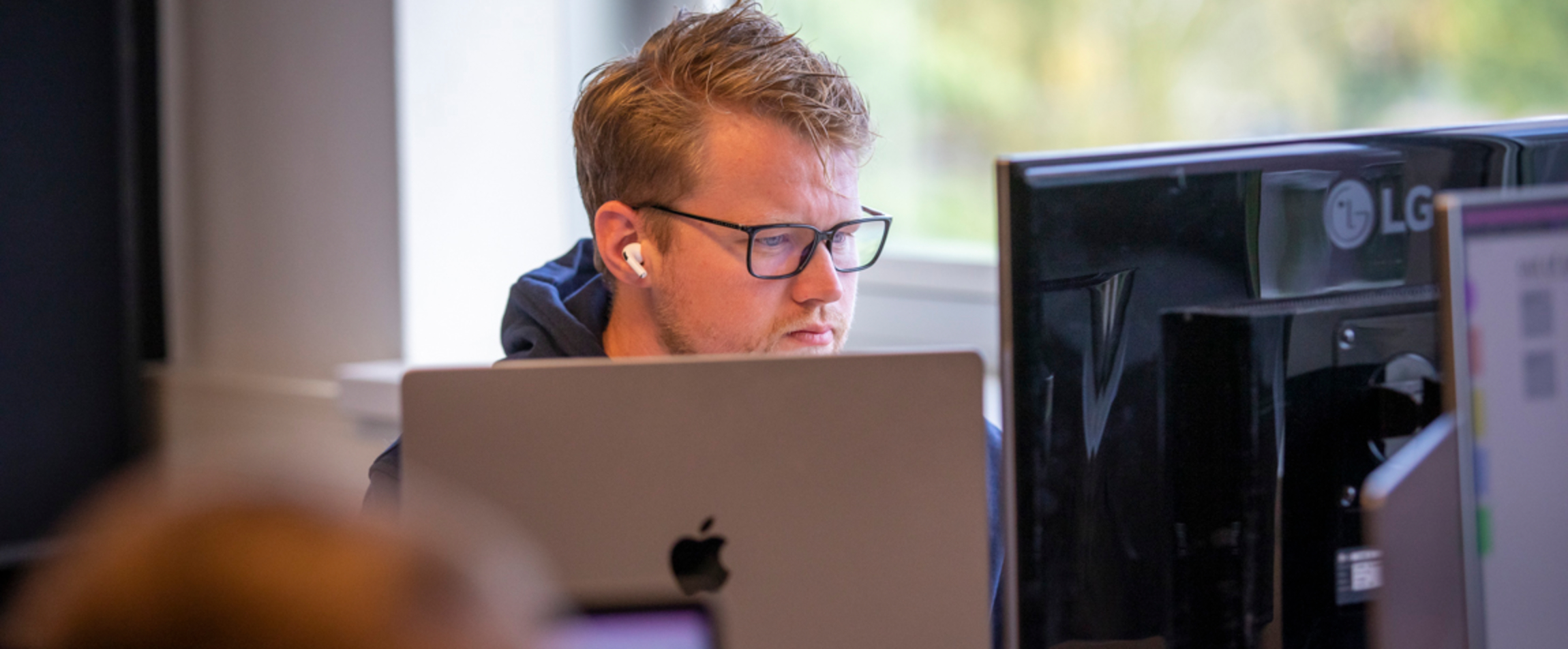 UX designer Joost is druk aan het werk.