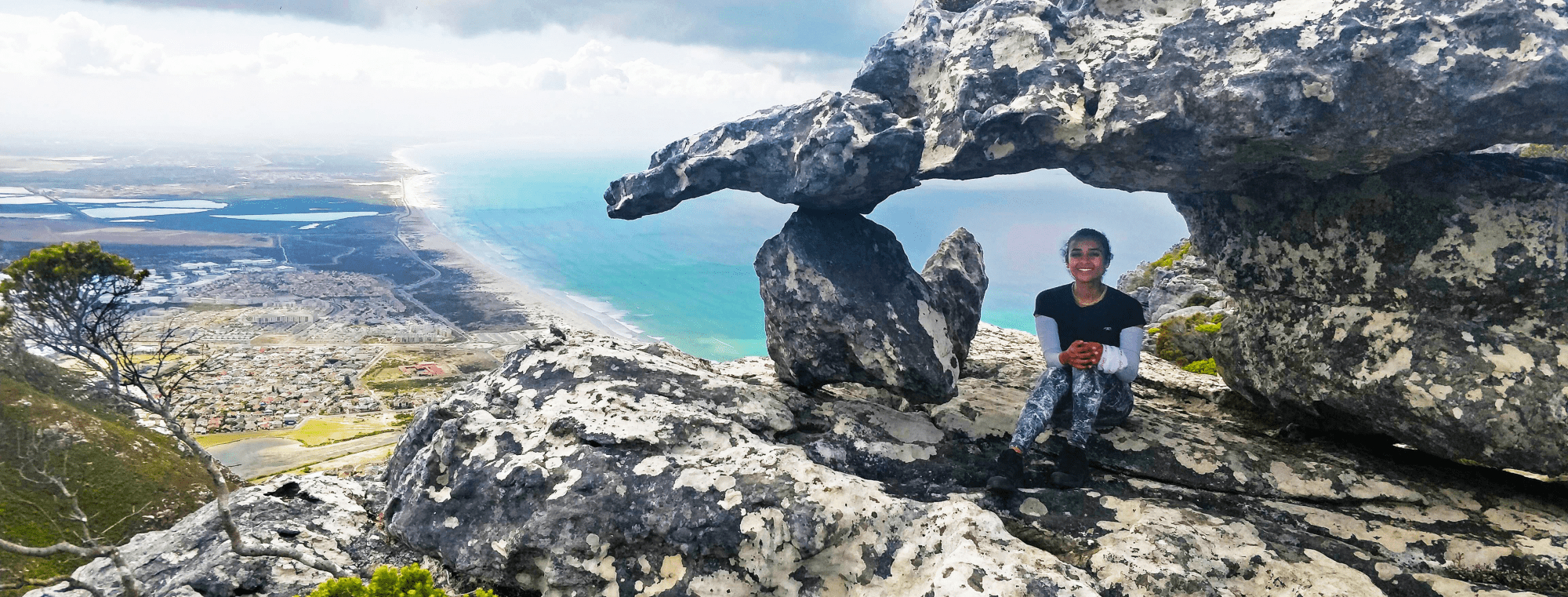 Verona zit in Zuid-Afrika op een hoge berg met uitzicht over de stad en de zee