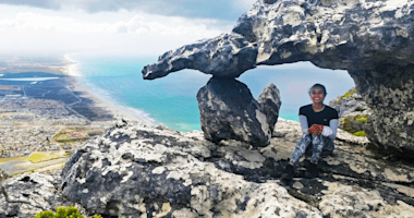 Verona zit in Zuid-Afrika op een hoge berg met uitzicht over de stad en de zee