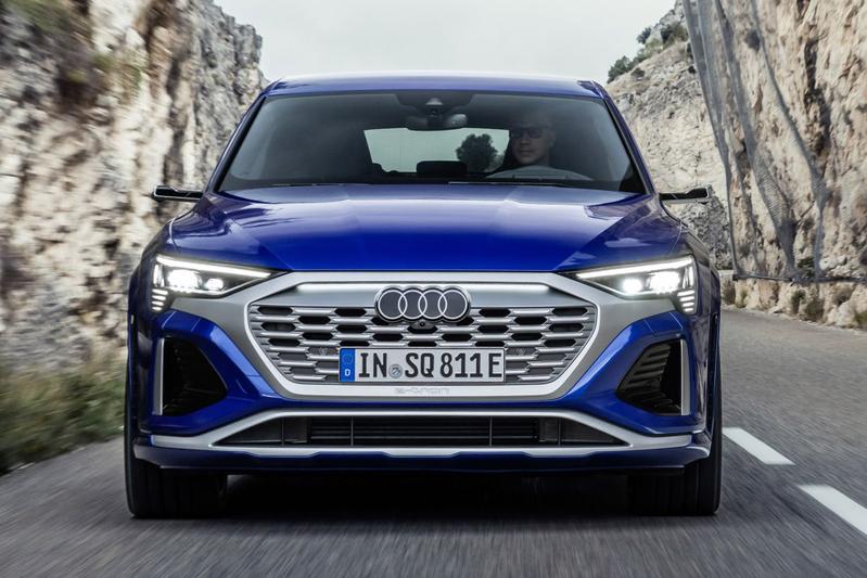 audi e tron front view donkerblauw