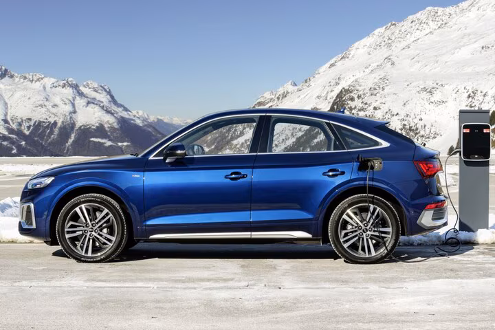 Audi Q5 Sportback blue side