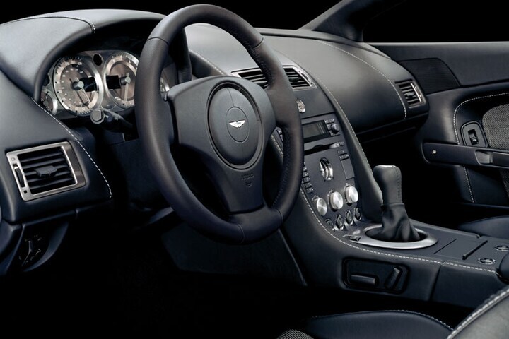 Aston Martin V8 2005 Vantage interior